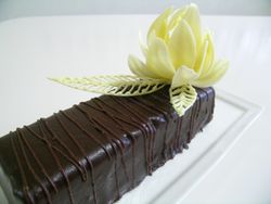 チョコレートフラワーのケーキ